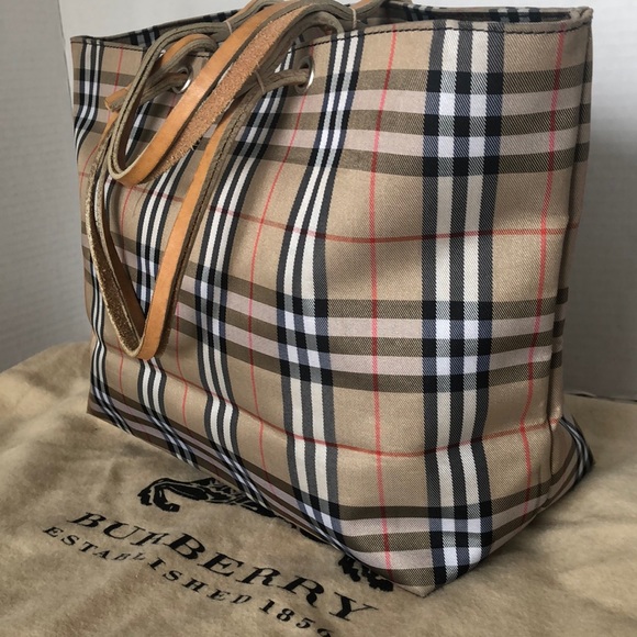 Burberry Handbags - 🔥HOT PICS🔥SALE 🔥AUTHENTIC/VINTAGE BURBERRY LABEL BAG.